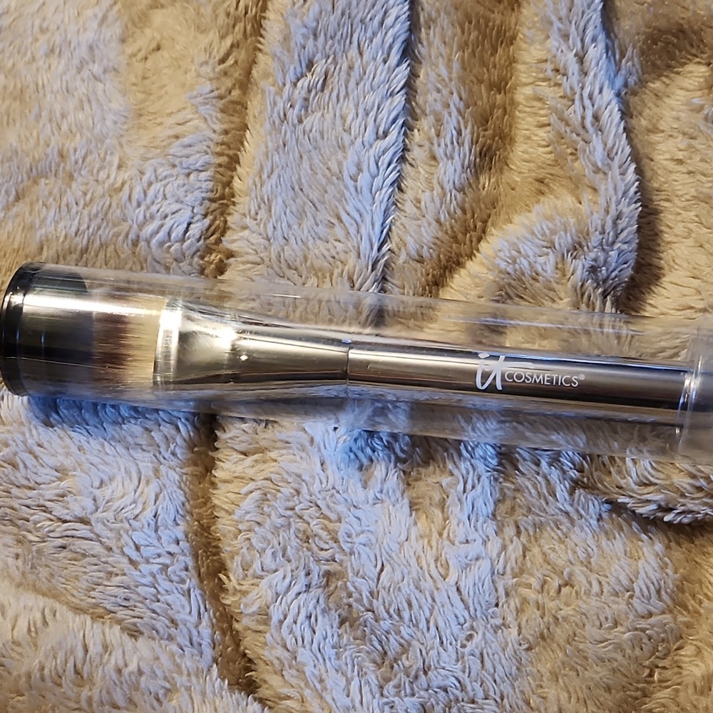 Brand new IT Cosmetics makeup brush